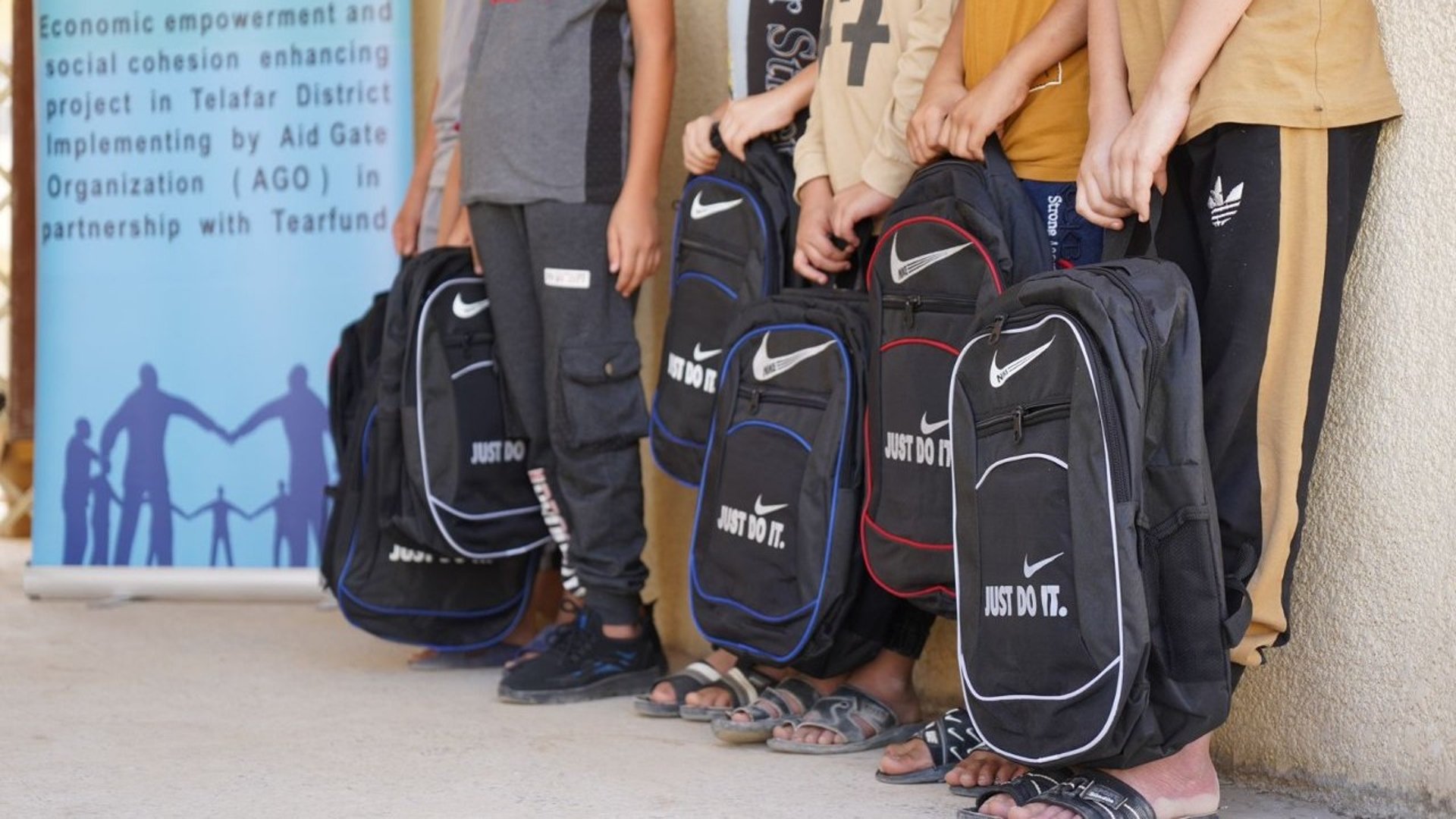 فرق تطوعية توزع حقائب مدرسية وقرطاسية للتلاميذ الأيتام في مدارس تلعفر (صور)