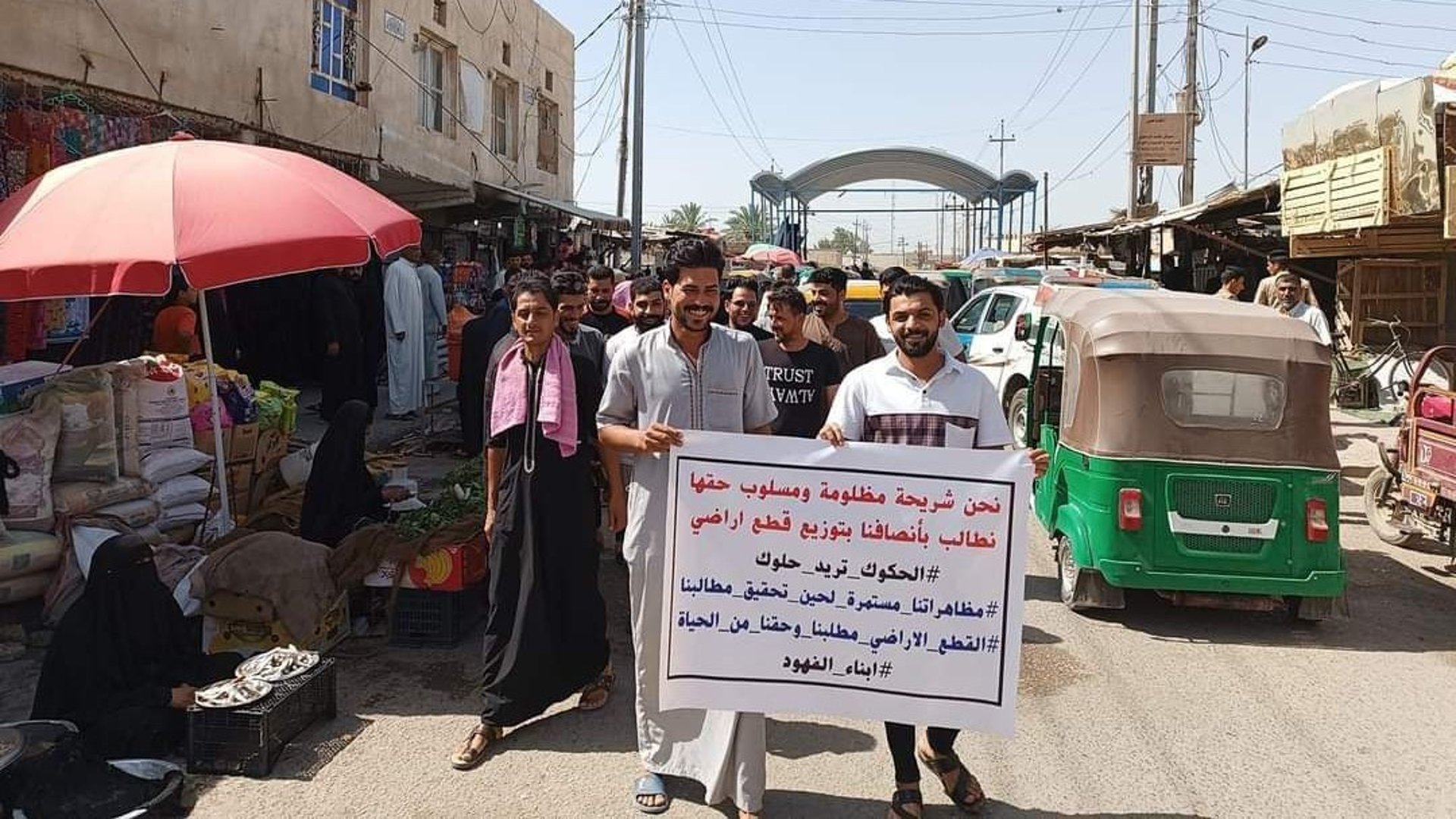 العاطلون عن العمل في الفهود هذه المرة يريدون قطع أراض.. تظاهرة أمام البلدية (فيديو)