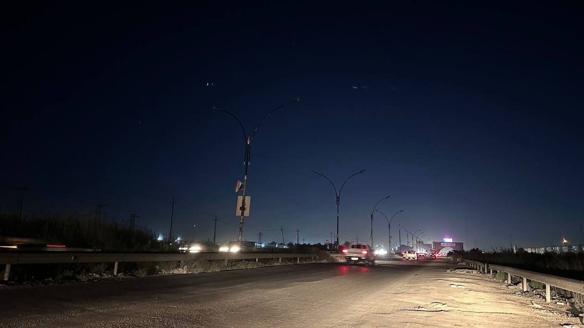 طريق سلمان باك بغداد يغرق في الظلام.. قلق مزمن من دهس المارة وصدم السيارات