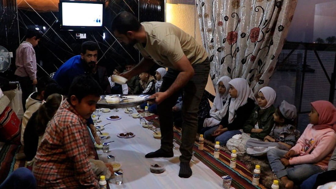 وقارئ القرآن من إيران.. أطفال هشام الذهبي في إفطار جماعي (صور من الكوت)