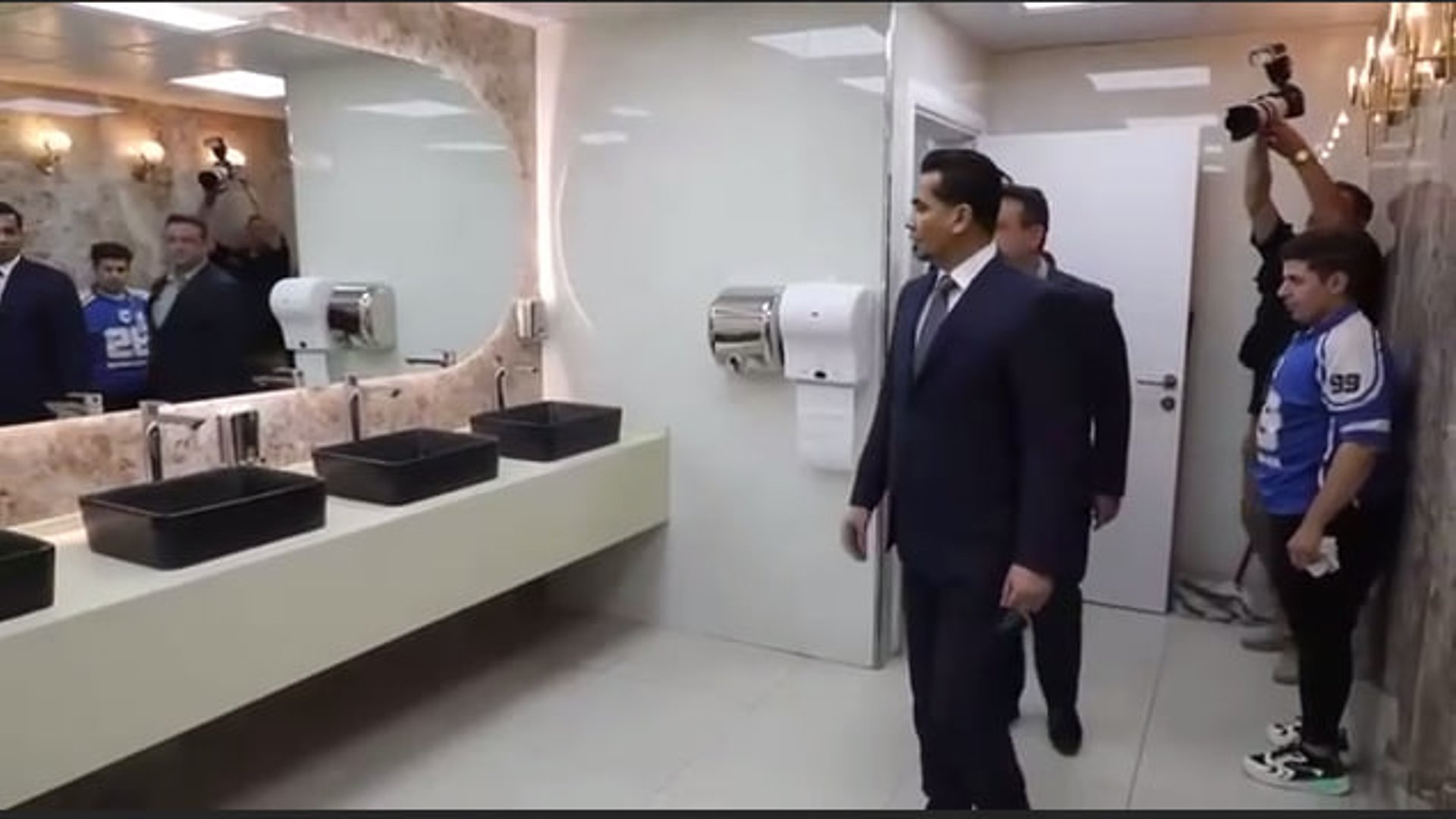 فيديو: وزير النقل في حمامات مطار بغداد وتوجيه باعتماد تصاميم معينة