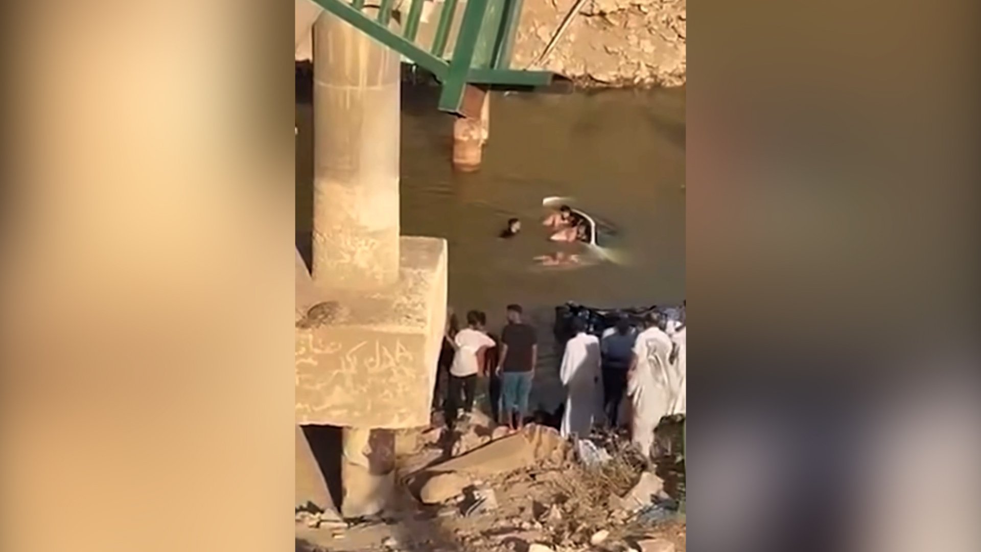 فيديو: تريلة تصدم "أوبتيما".. سقطا في نهر فرعي بين النجف والديوانية