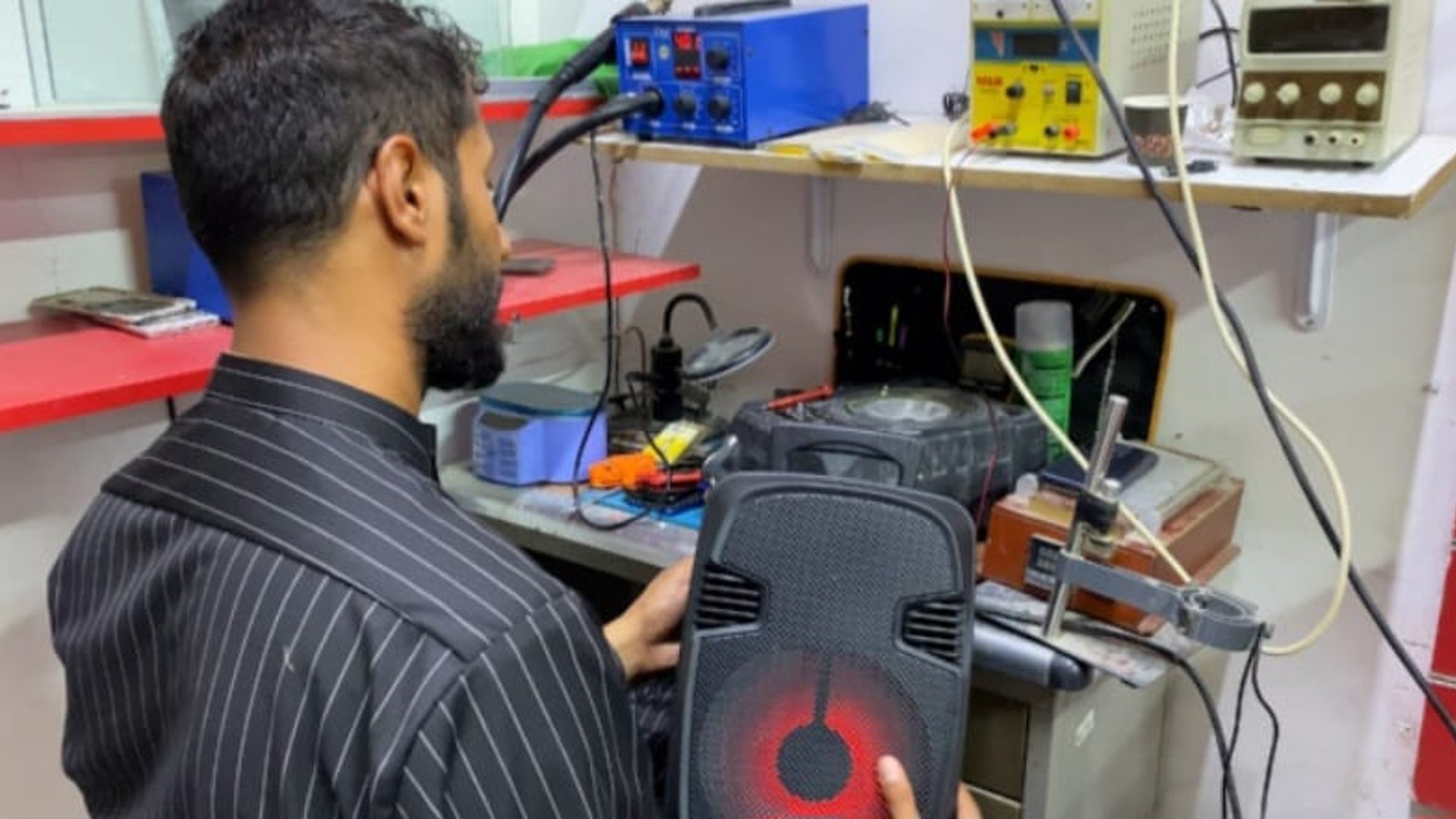 Najaf youth offers free repairs for sound equipment during Ashura