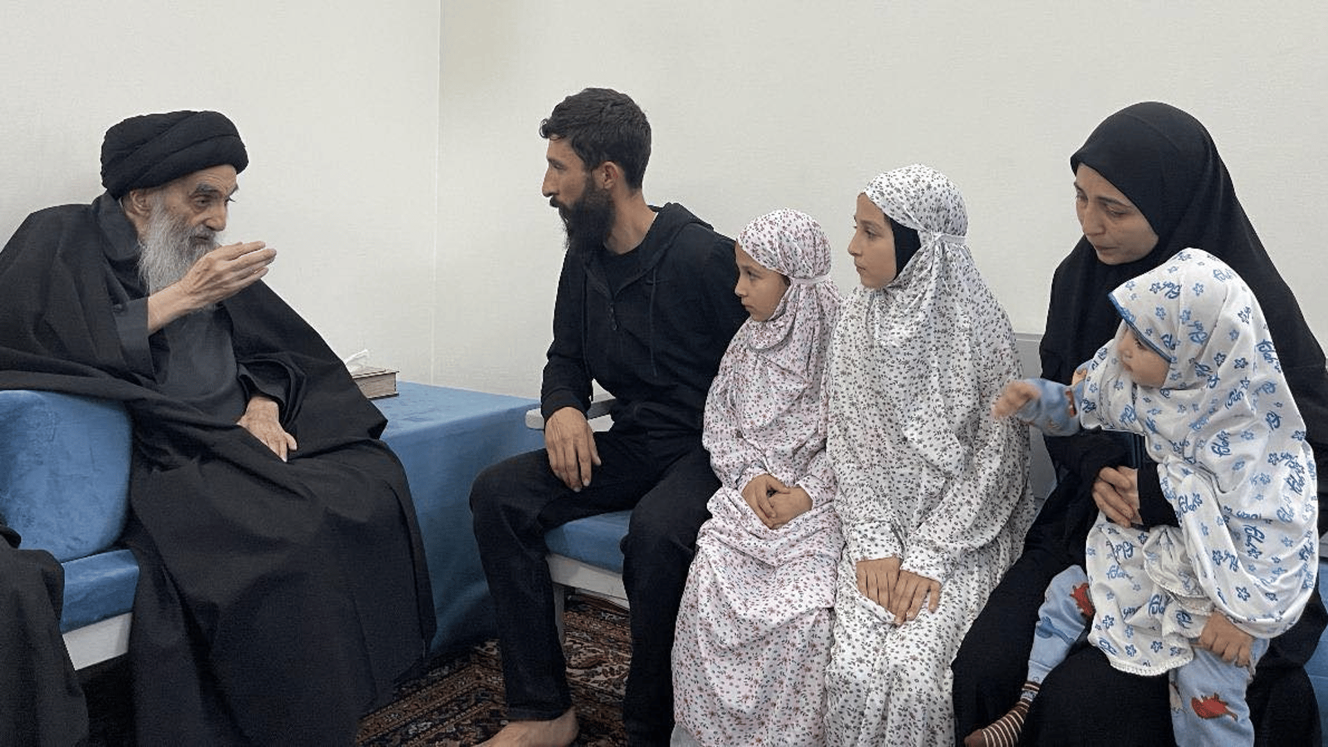 صورة جديدة للمرجع السيستاني.. استقبل عائلة قصفتها إسرائيل: لماذا نعجز أمام غزة؟