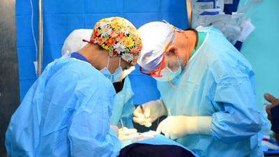 (صور) أطباء إيطاليا في الناصرية: نجري 25 عملية يومياً مع زملائنا العراقيين