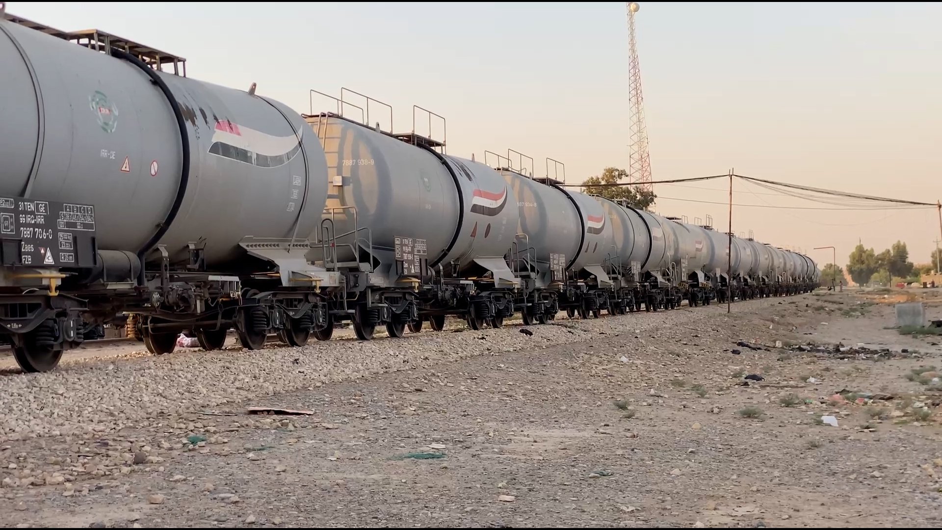 فيديو: مدينة عراقية تواجه مشكلة غريبة.. القطارات الحديثة تحاصرنا!