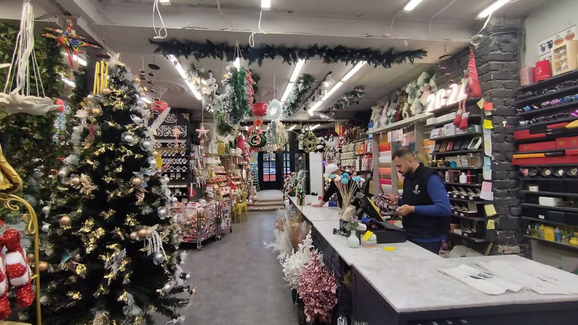 Holiday spirit enlivens Babylons market with decorations and gifts