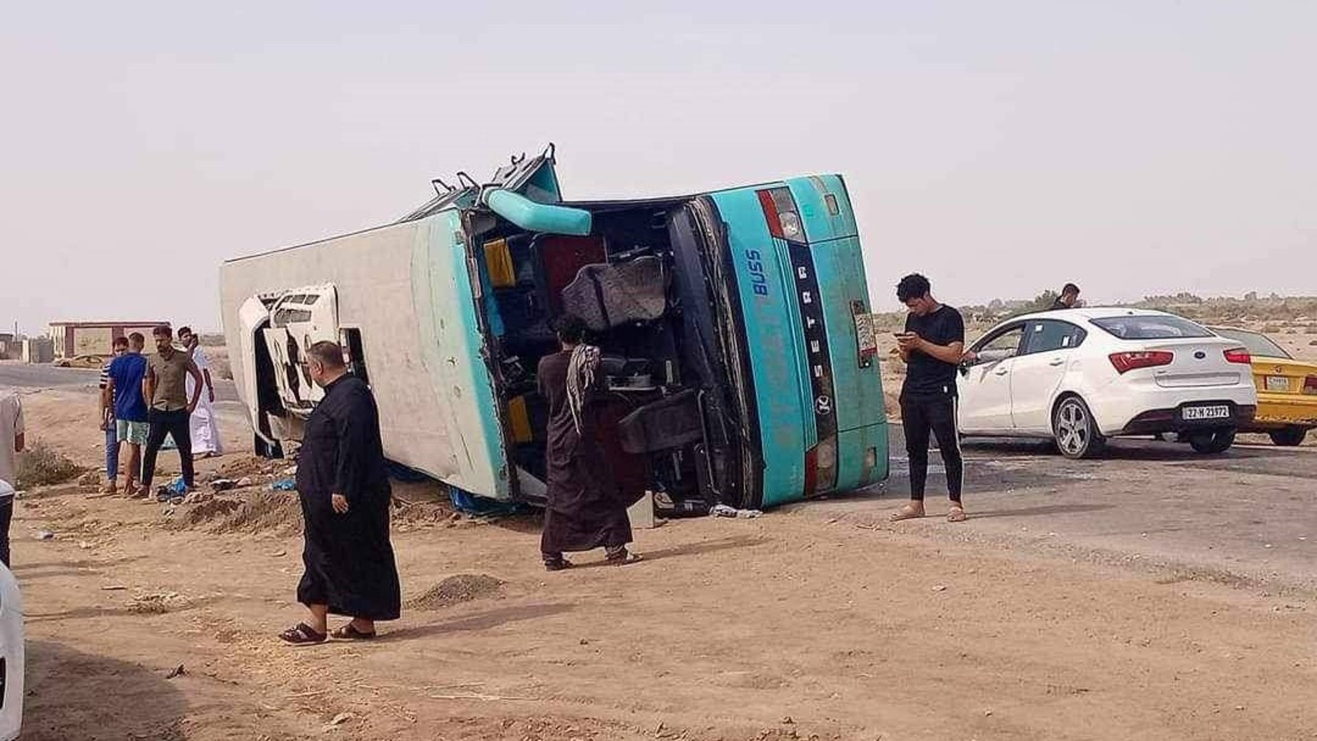 طفلة بُترت يدها وحالات حرجة.. 18 مصاباً بانقلاب باص على طريق غماس - النجف (صور)