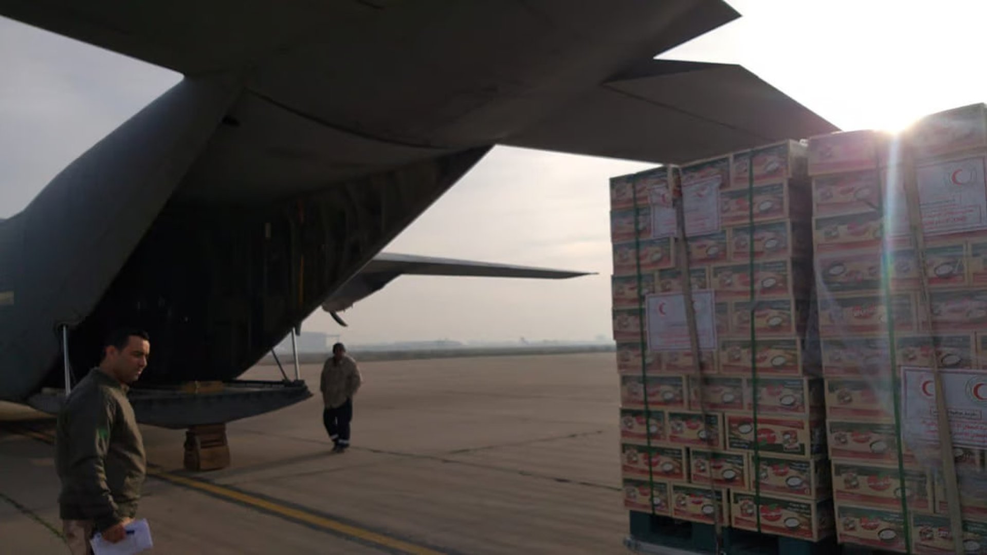 Iraqi Red Crescent Society sends  tons of aid to Gaza via Egyptian air force