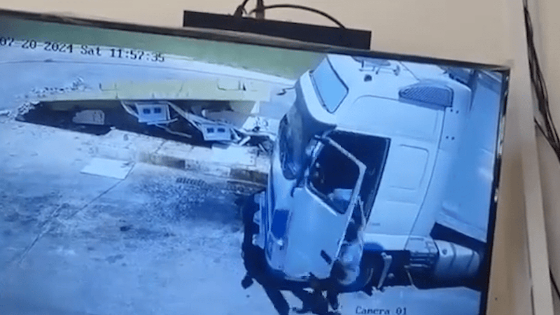 فيديو يحبس الأنفاس.. شاحنة تقتحم محطة وقود في بيجي والعامل ينجو بأعجوبة