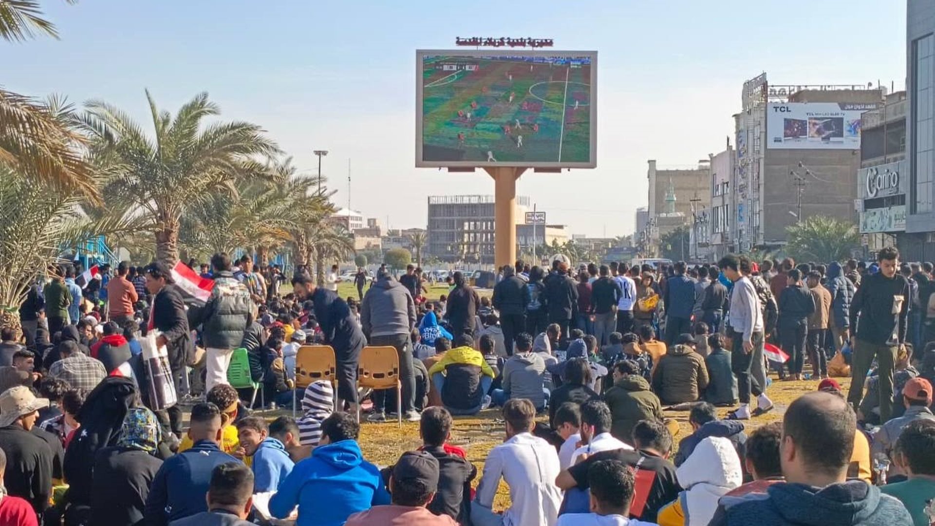 جماهير كربلاء تشاهد مباراة العراق وفيتنام عبر الشاشات العملاقة في حي رمضان (صور)