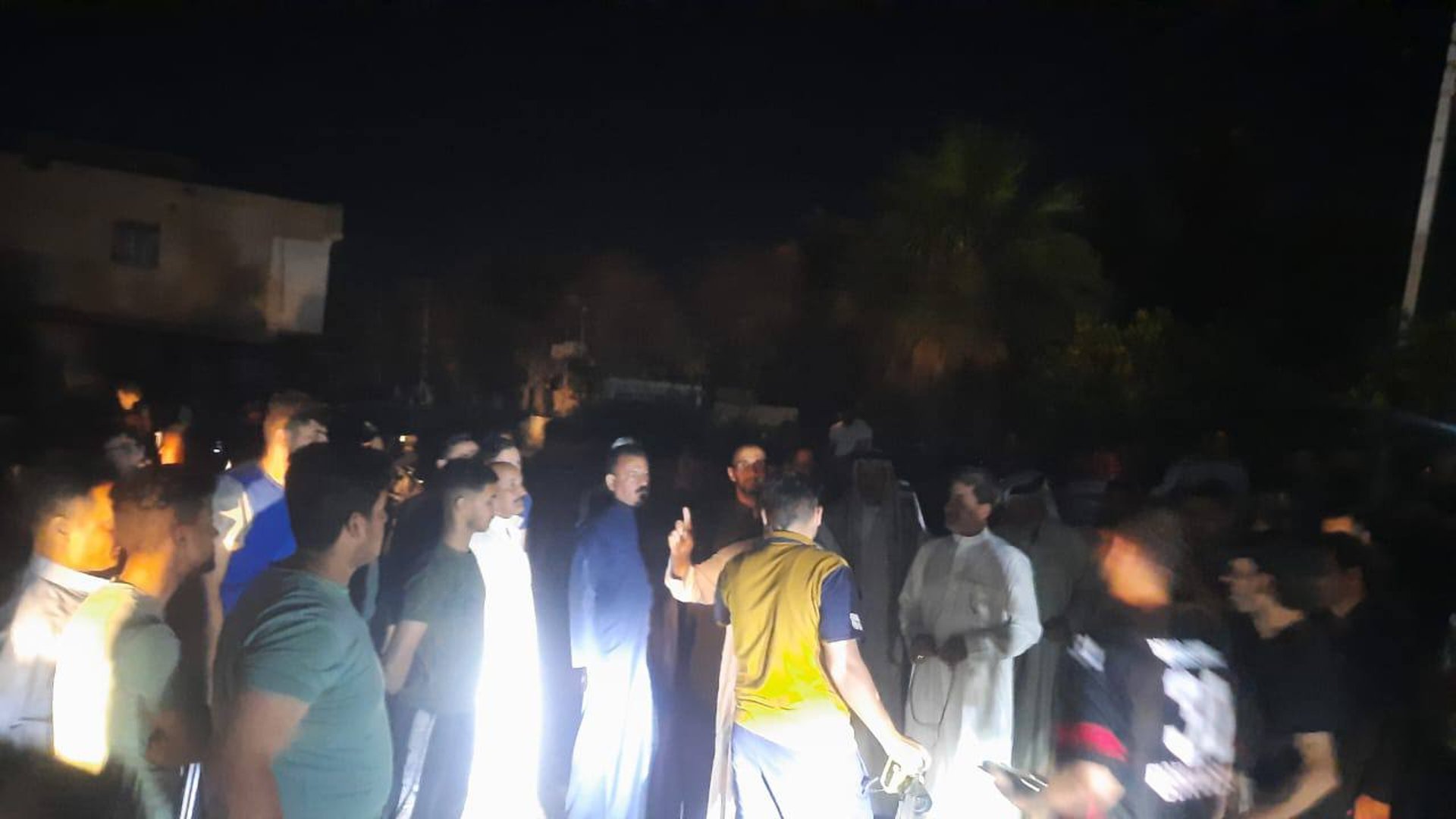 استقطاع 9 قرى.. نائب يستفز أهالي أبو صيدا باستحداث ناحية ويخرجهم بتظاهرة ليلية