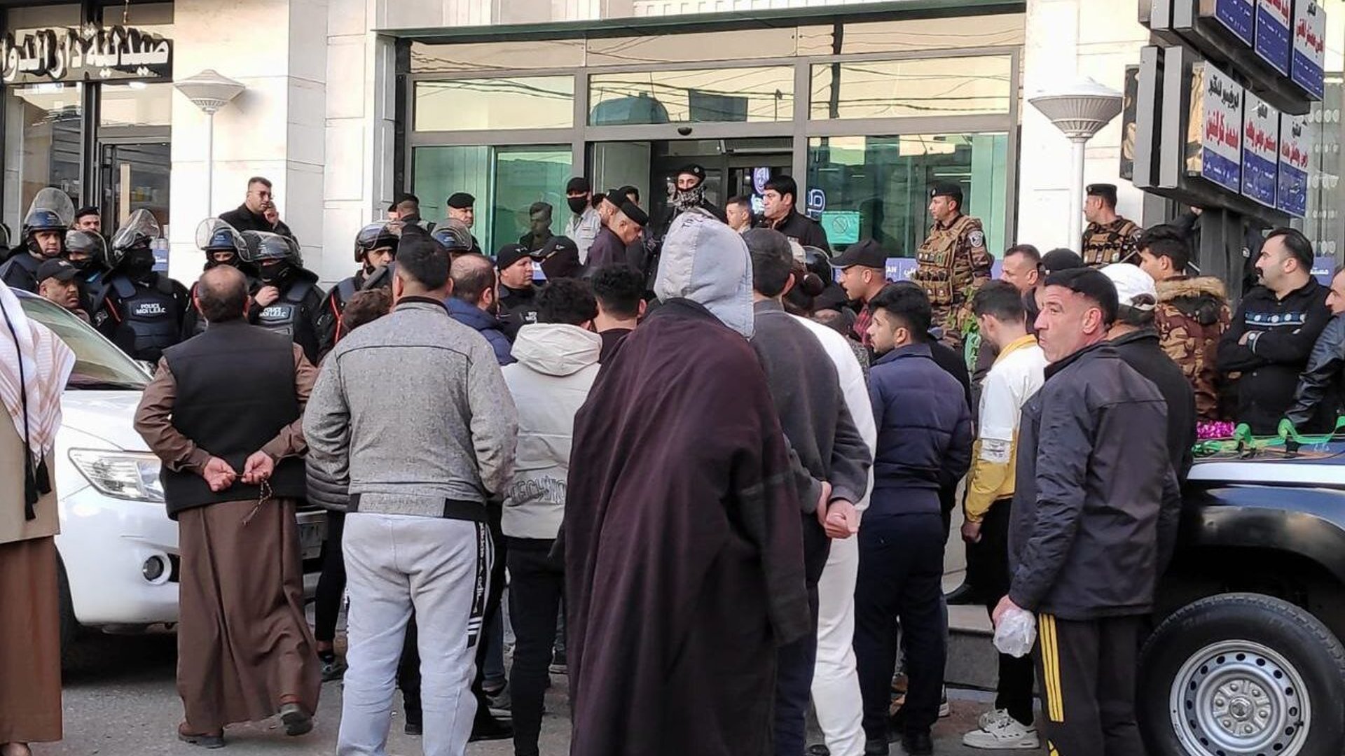 هل توفي بسبب التخدير العام؟ تظاهرة أمام مستشفى لذوي متوفي في كركوك (صور)