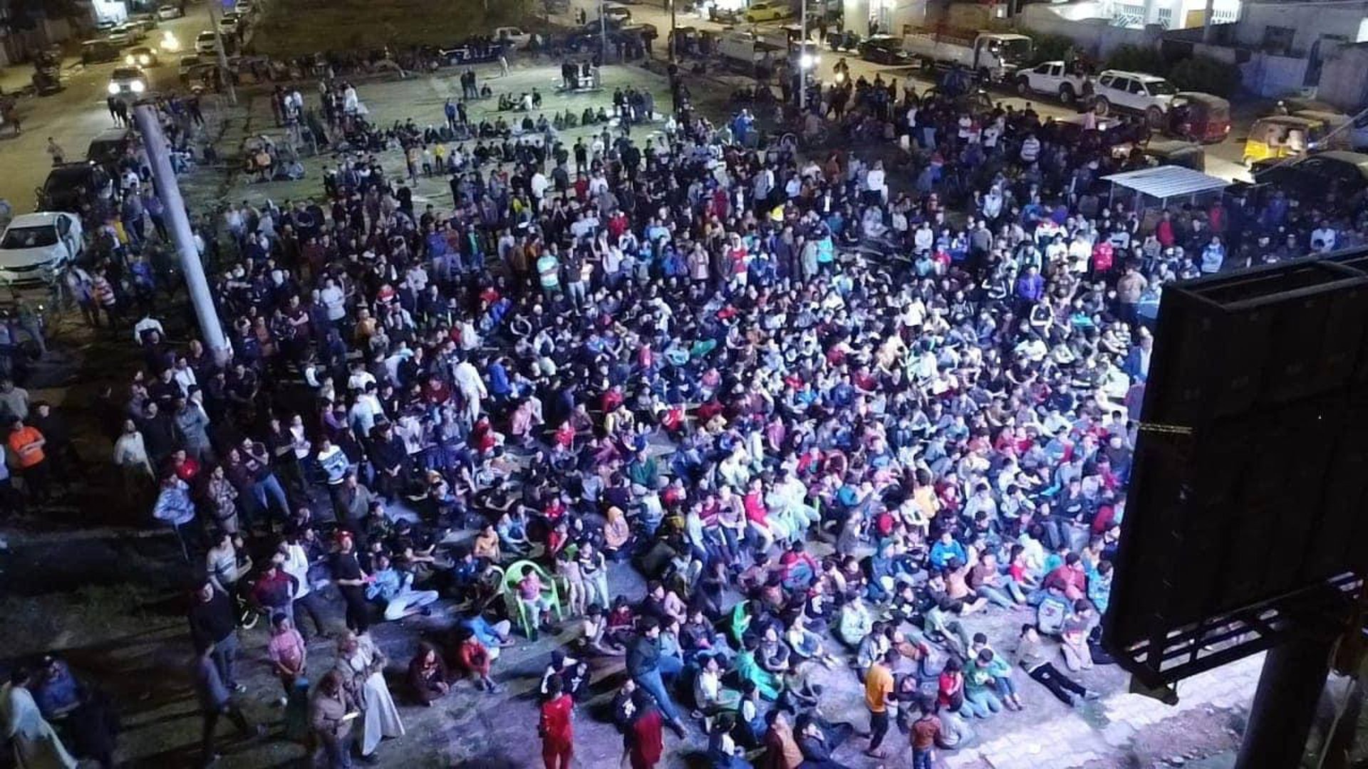 صور من سماء العزيزية: المئات يتجمعون أمام الشاشة العامة لمؤازرة أسود الرافدين