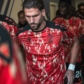 Männliches Standard Liege 2025/26 Drittes Aufwärmtrikot