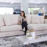 Sala de estar com sofá amplo, mesa de centro e iluminação natural — showroom Sette Móveis