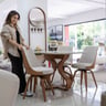Sala de estar com sofá, poltrona e mesa de centro combinados em paleta neutra — showroom Sette Móveis
