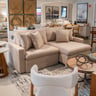 Showroom da Sette Móveis com sofás e estofados expostos em ambiente iluminado