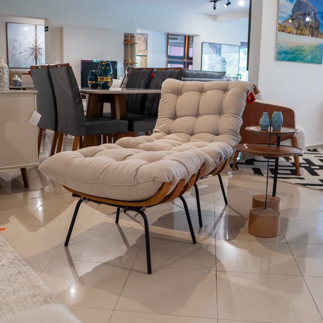 Sala de estar com sofá e poltrona em tom neutro, composição com móveis de madeira e iluminação natural
