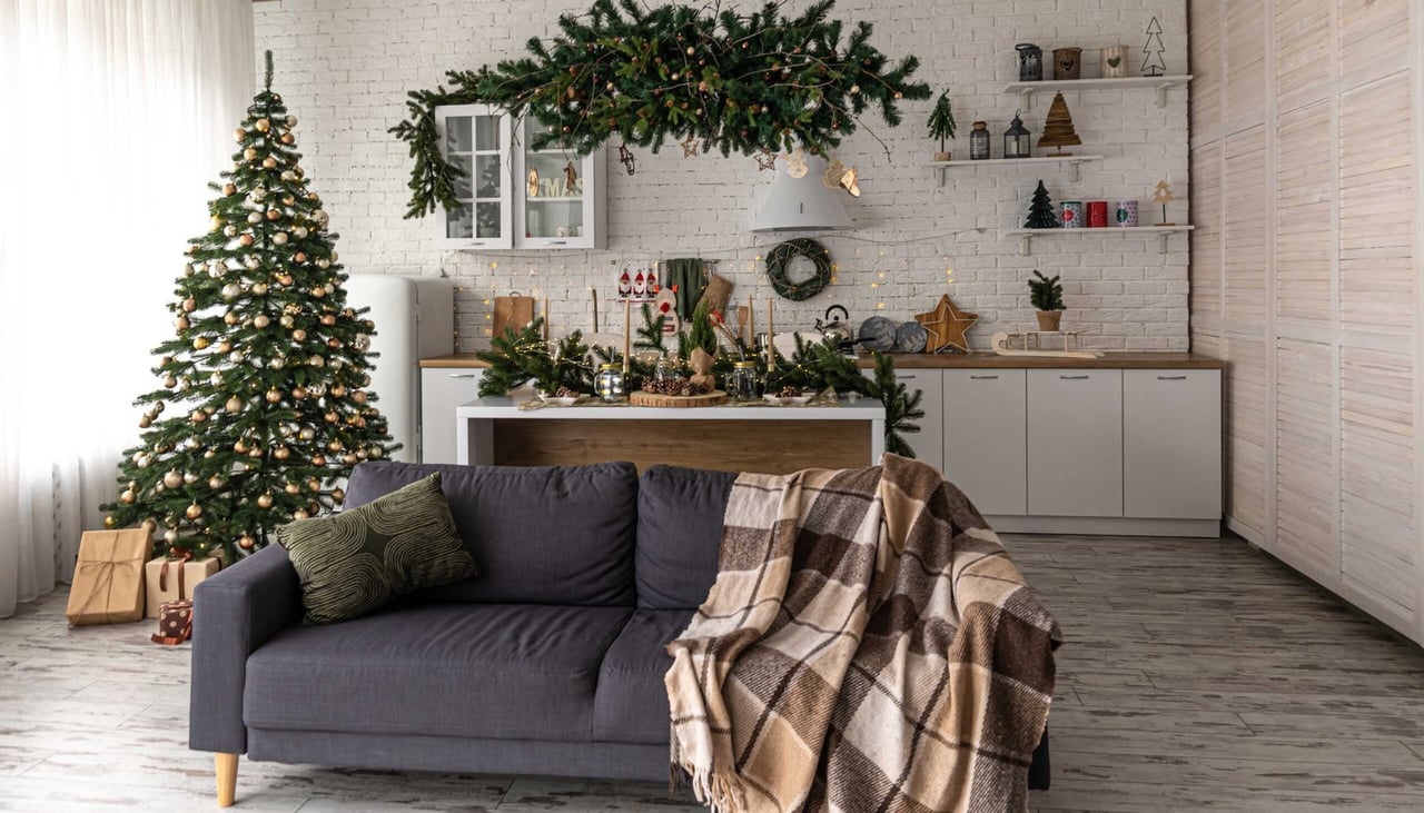 Cozinha moderna decorada para o Natal com utensílios e elementos festivos sobre bancada, iluminação quente