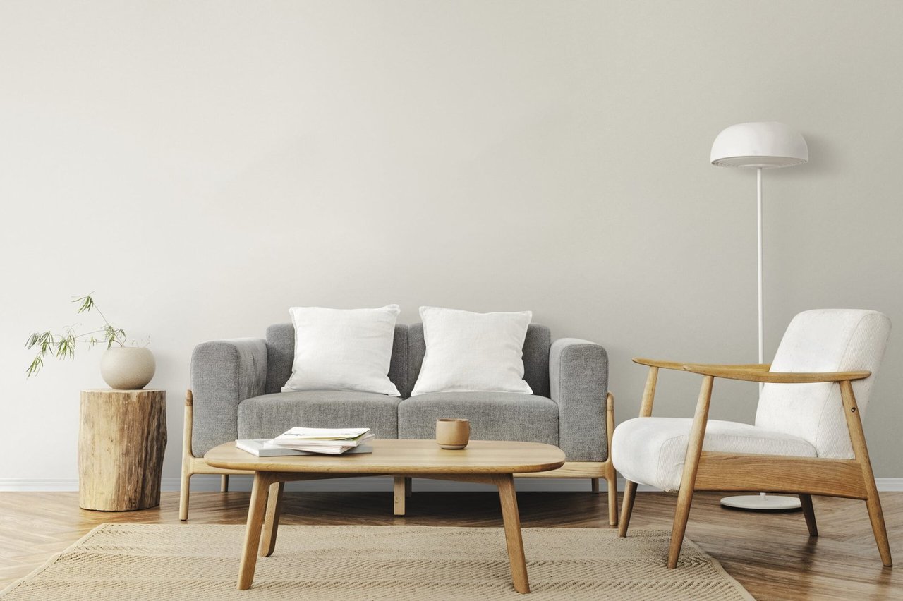 Sala de estar com design escandinavo e minimalista, móveis de madeira clara, sofá cinza e ampla iluminação natural