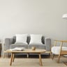 Sala de estar com design escandinavo e minimalista, móveis de madeira clara, sofá cinza e ampla iluminação natural