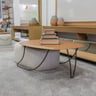 Mesa de jantar Malta com tampo laminado e base em madeira, ambiente de sala de jantar