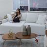 Sala de estar com sofá e composição de móveis em ambiente de alto padrão