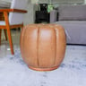 Ambiente de sala decorado com móveis de madeira em estilo rústico contemporâneo