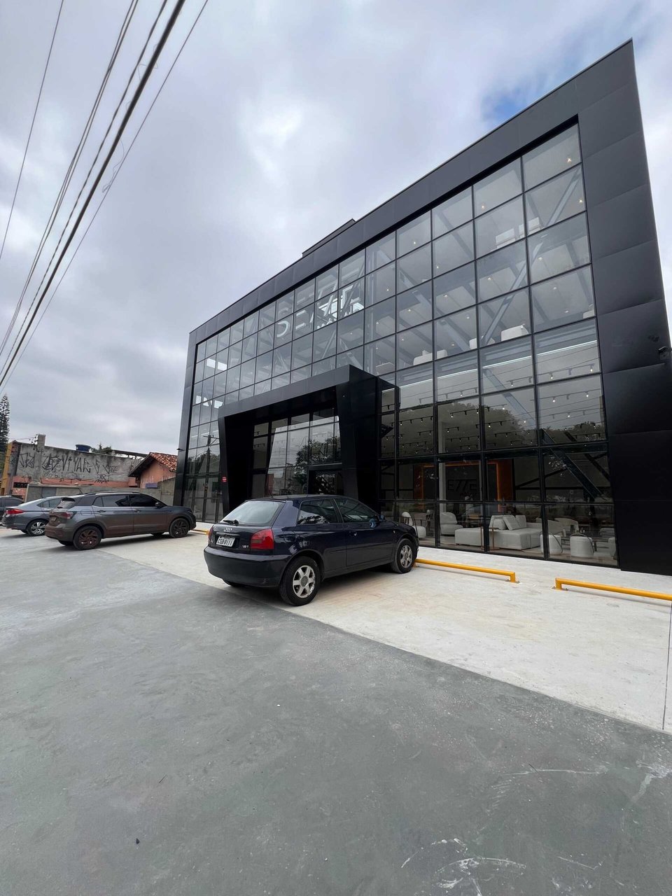 Fachada e interior do showroom Sette Móveis na Avenida Caxingui, Butantã, São Paulo