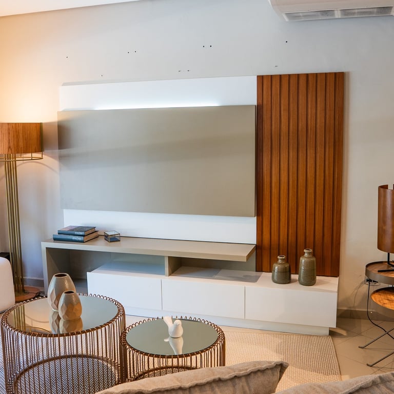 Home Ibiza com painel off-white, faixa ripada vertical em madeira jequitibá e rack suspenso em sala de estar