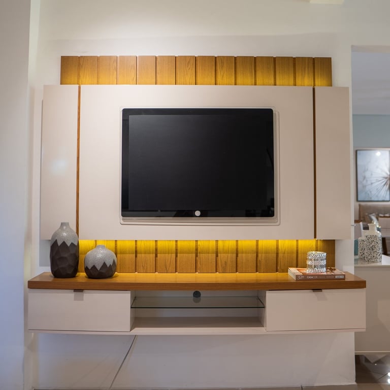 Home Ilusion com painel laqueado off-white, faixas ripadas em madeira e iluminação de LED para TV