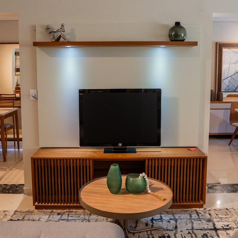 Home Ripado Sephora com painel off-white, prateleira suspensa e rack de madeira com portas ripadas em sala de estar