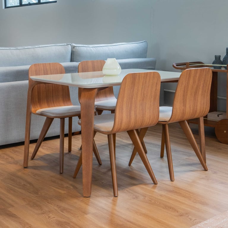 Conjunto Amanda com mesa retangular de tampo de vidro branco sobre base de madeira curva e cadeiras de madeira moldada com assento estofado claro