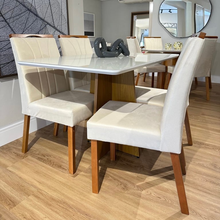 Mesa de jantar Anitta retangular com tampo de vidro off-white sobre base em painel de madeira, com cadeiras estofadas em tom creme