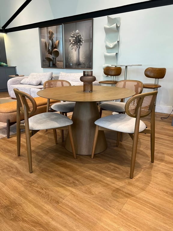 Mesa de jantar Bianca com tampo chanfrado e cadeiras de encosto em tela, vista em perspectiva