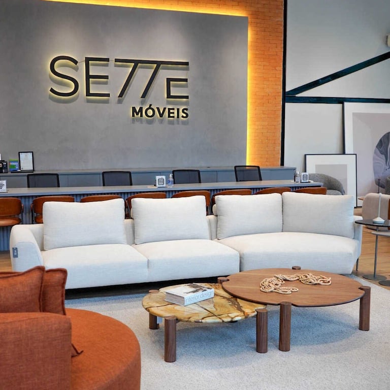 Sofá Alento modular off-white de linhas retas em showroom com parede de concreto
