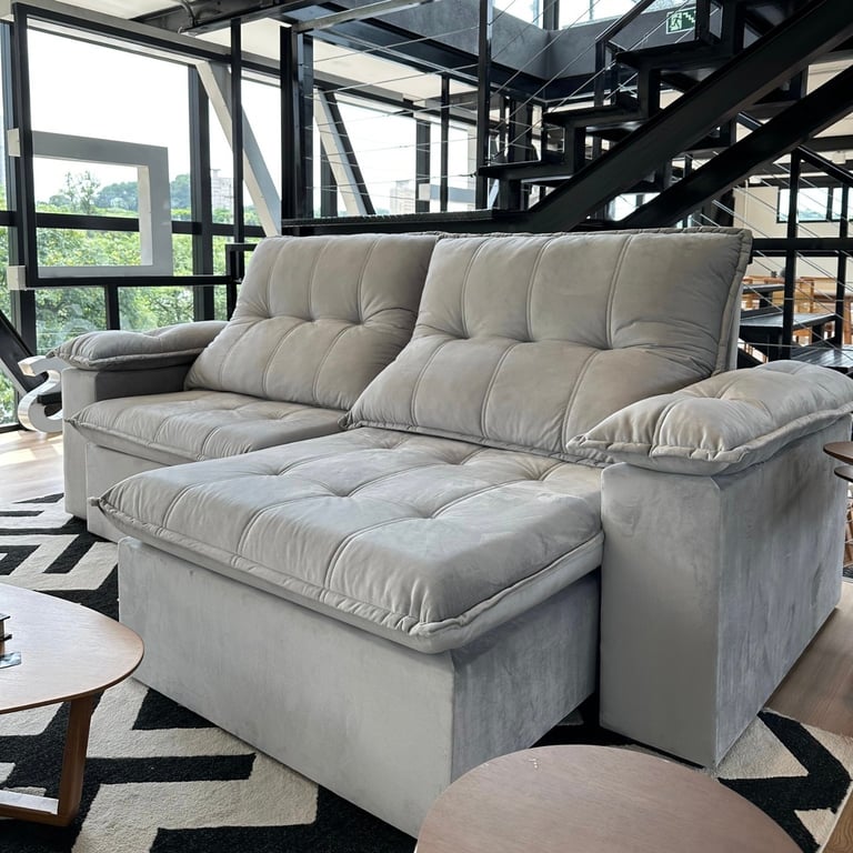 Sofá Retrátil Articulado Istambul em suede cinza, com encosto pillow tufado e assentos retráteis estendidos, em showroom