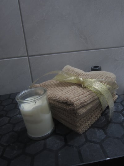 מגבות עם סרט זהב ונר מפנק