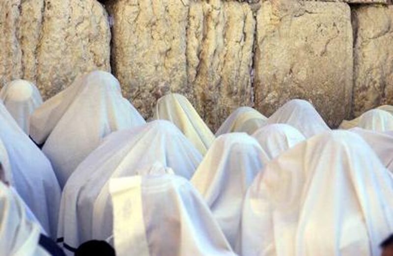 אנשים מתפללים בכותל