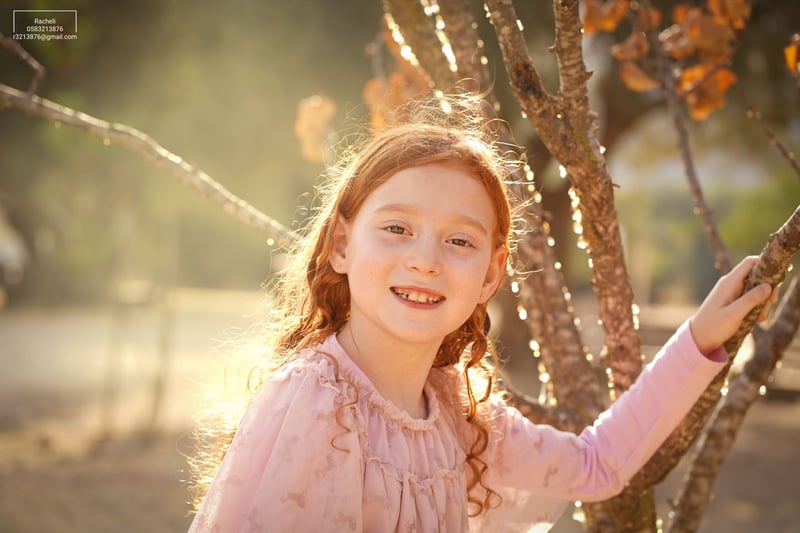 צילום רחל R Y ילדה גינגית וענפים
