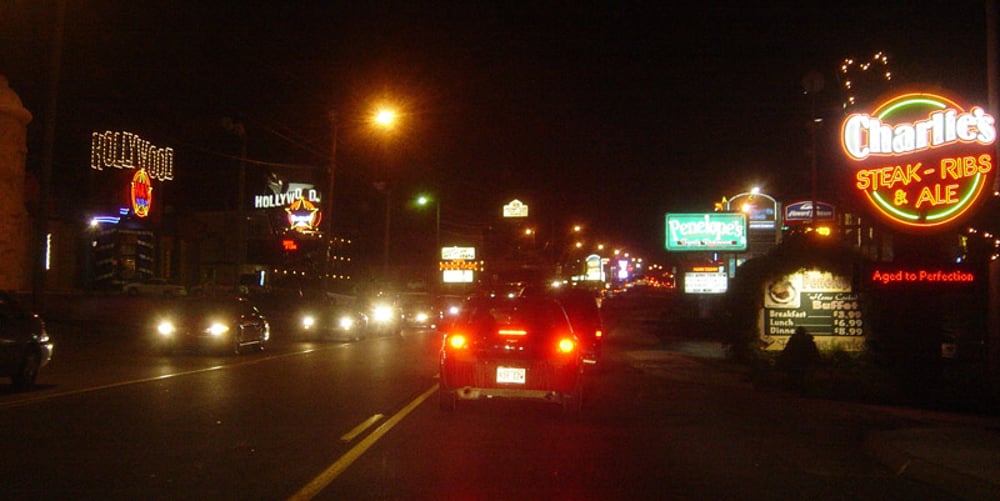 "The Strip" (<a href="https://en.wikipedia.org/wiki/Missouri_State_Highway_76" class="extiw" title="en:Missouri State Highway 76">Highway 76</a>) in <a href="https://en.wikipedia.org/wiki/Branson,_Missouri" class="extiw" title="en:Branson, Missouri">en:Branson, Missouri</a>.  Photo taken by <a href="https://en.wikipedia.org/wiki/User:Bobak" class="extiw" title="en:User:Bobak">Bobak Ha'Eri</a>.  September 1, 2006. Please observe license and properly cite in use outside Wikipedia.