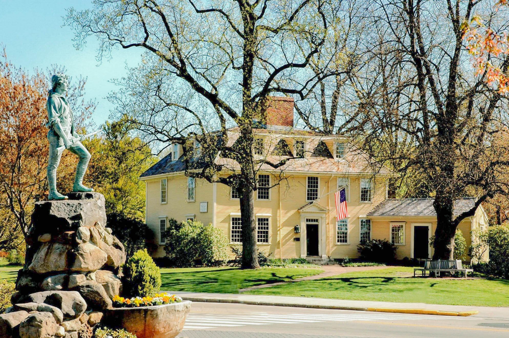 Buckman Tavern with the Minuteman Statue.