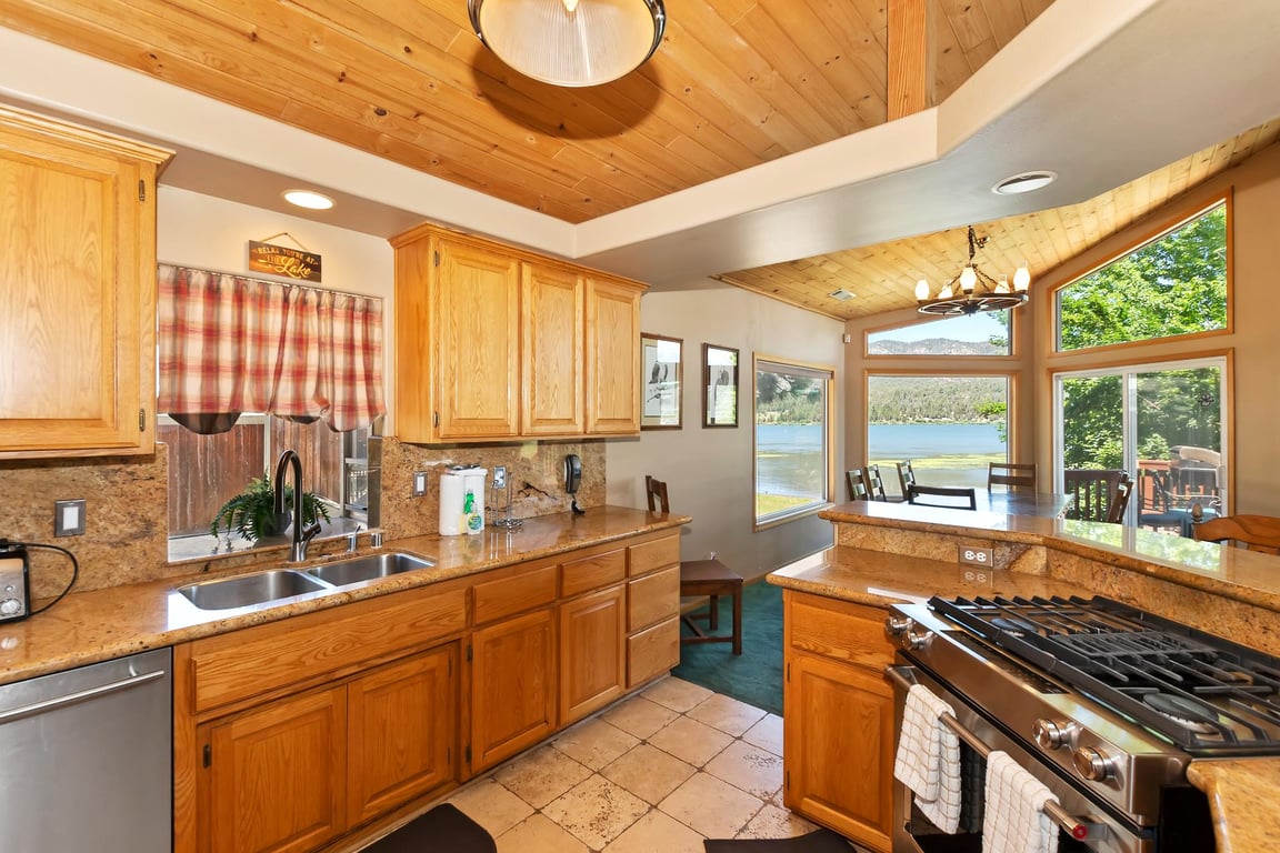 Big Bear Cabin - LakefrontManor - 0003