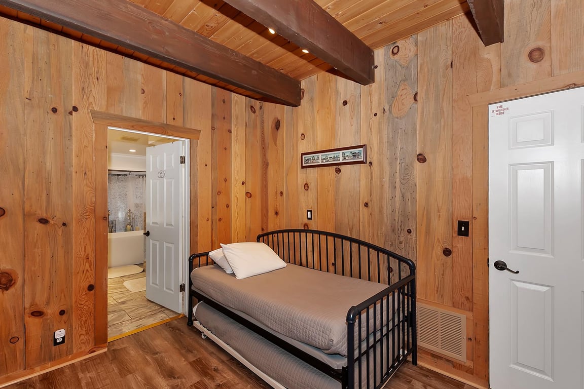 Cabin Image 16