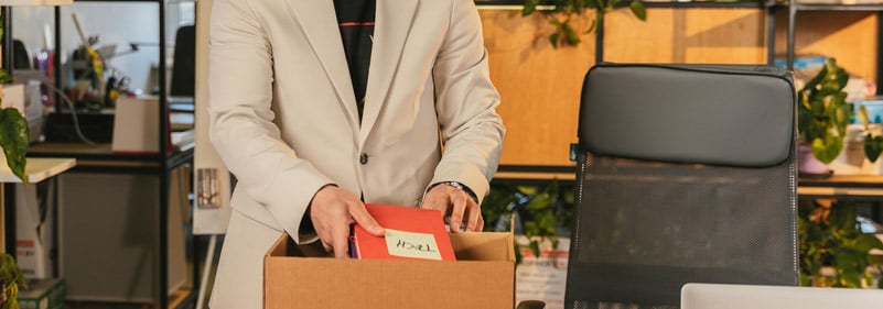 Indemnización por despido - Persona poniendo sus pertenencias en una caja