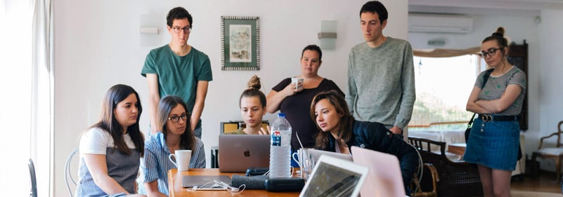 Emprender en España en  2025 - Grupo de jóvenes alrededor de un portátil