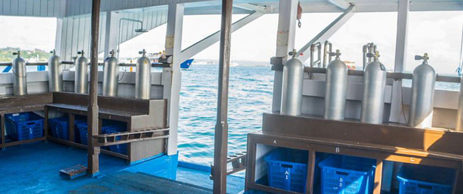 Pearl of Papua liveaboard dive deck