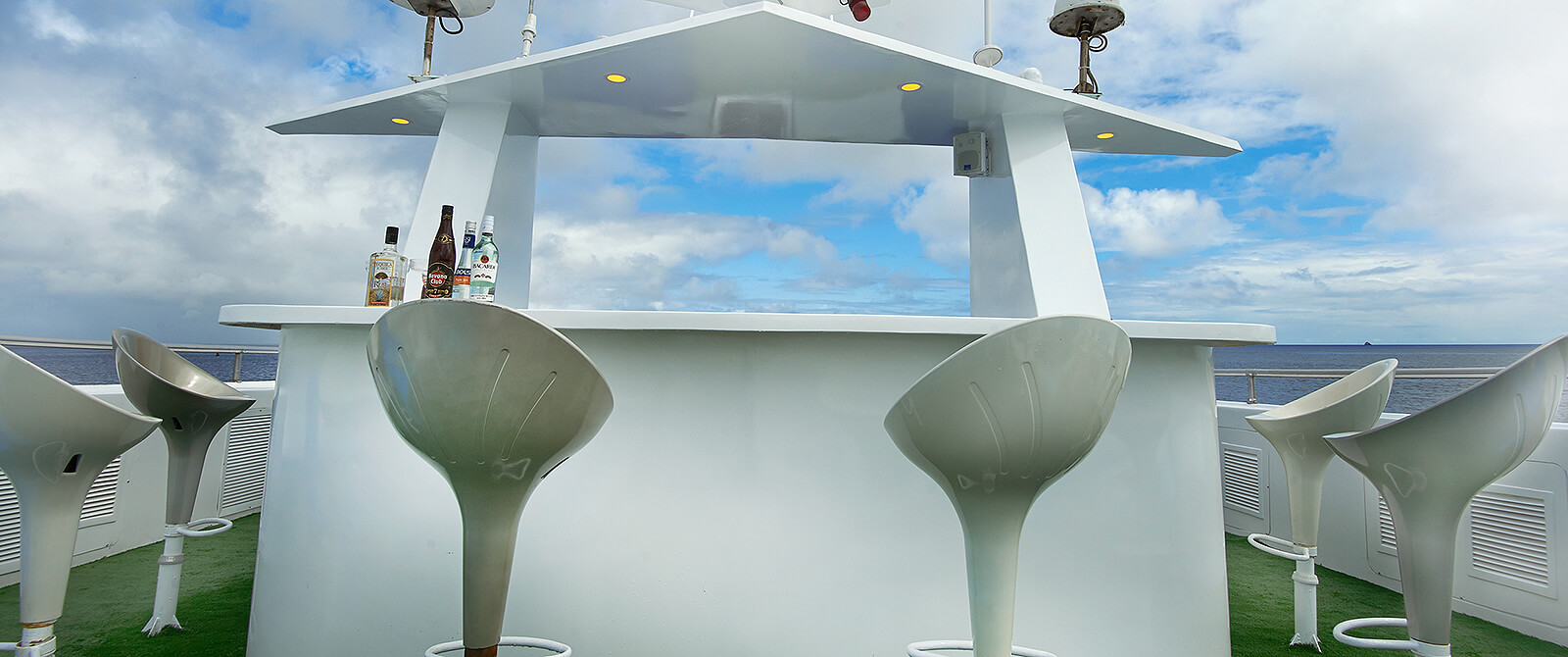 Galapagos Master Liveaboard bar