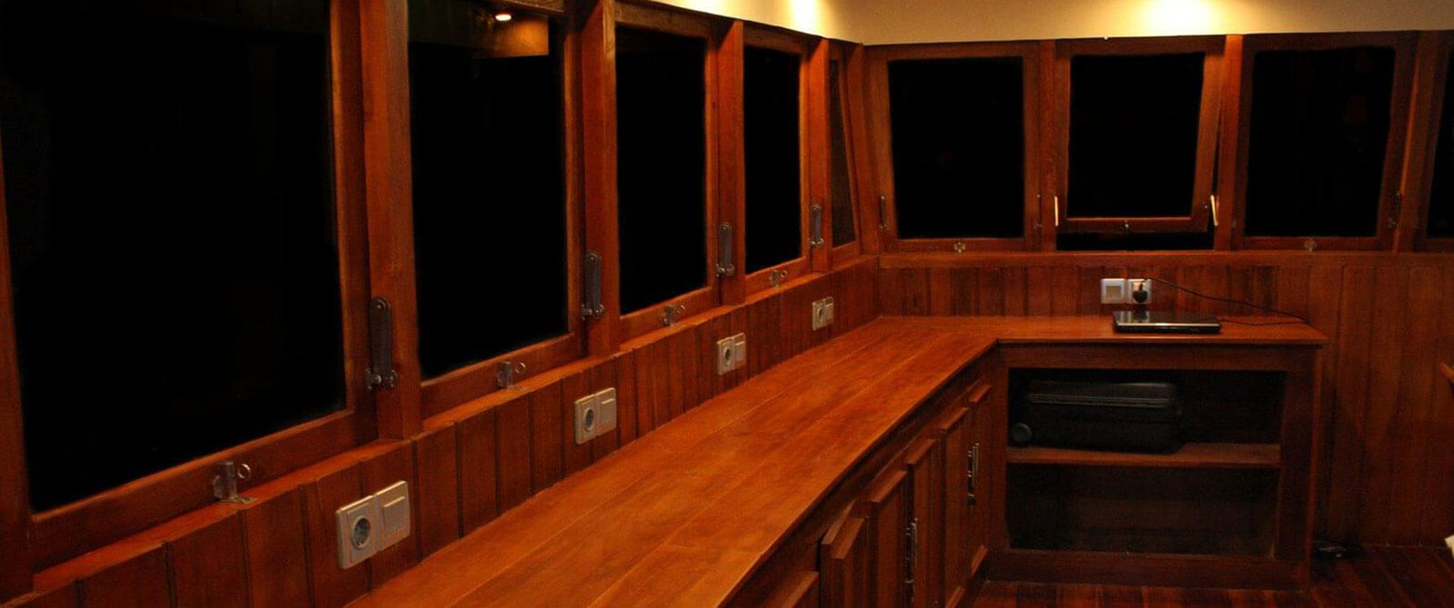 Pearl of Papua liveaboard camera table